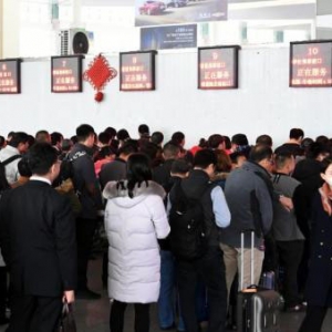 铁总回应“最难抢票年”：运力提升 一票难求缓解