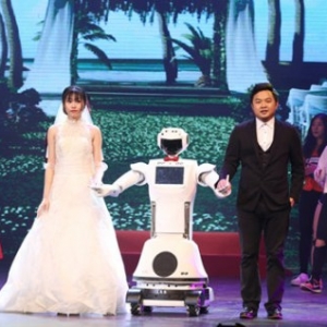 保千里发布大宝机器人：助力服务业节省成本 提高效率